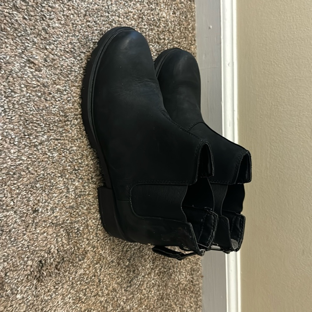 Black leather sorel booties with zipper on back